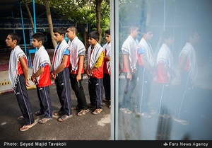 صف کشیدن دانش آموزان جهت خوش آمدگویی به پرویز فتاح، رئیس کمیته امداد امام خمینی (ره)