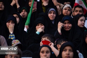 دختران جوانی که با روضه حضرت رقیه در تجمع دختران انقلاب، در حال گریه هستند