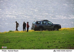 گردشگران در سواحل دریاچه نئور 