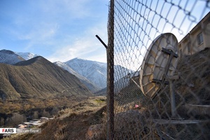 رها شدن دکل آنتن های تلویزیون و تلفن همراه و عدم تعمیر آنها در روستای «زرده» شهرستان طارم زنجان
