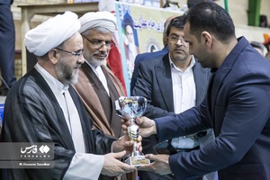 اهدای جوایز توسط حجت الاسلام حکمتعلی مظفری رئیس دیوان عدالت اداری در مسابقات فینال فوتسال جام عدالت
