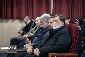 علیرضا طاهری رئیس دانشکده خبرگزاری فارس به سخنرانی اصغر آب خضر نویسنده کتاب گوش فرا می دهد
