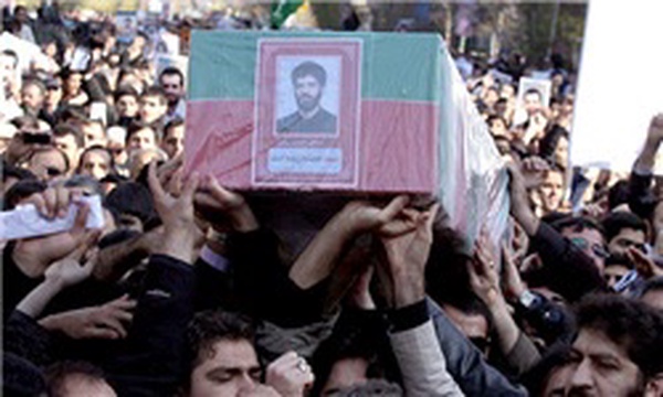 تشییع پیکر شهید روشن بر فراز دست‌های نمازگزاران تهرانی