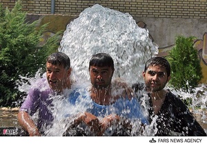 آب تنی شهروندان اراکی در هوای گرم تابستان 
