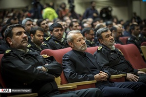 از راست: سردار حسین اشتری، دکتر علی لاریجانی و سردار حسین ساجدی نیا در یادواره سرداران و شهدای ناجا
