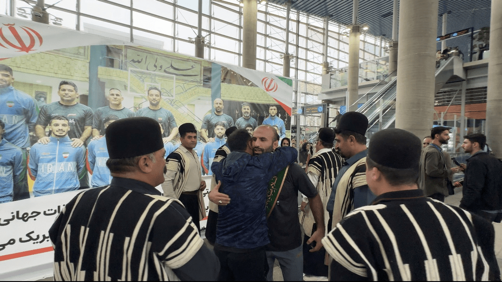 گزارش تصویری؛  قهرمانان کشتی ایران با استقبال خادمان حرم بانوی کرامت وارد کشور شدند