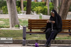 خانمی در حال قرائت دعای ابوحمزه در اولین شب جمعه سال است