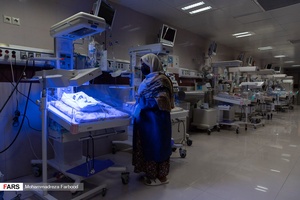 مادر قل پنجم (  قل E  ) را در بخش  مراقبت های ویژه نوزادان (  NICU 4 )  نگاه می کند./ بیمارستان حضرت زینب(س) شیراز