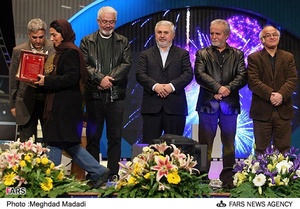 اهدای جایزه به مریم کاظمی بعنوان بهترین بازیگر مکمل زن برای فیلم از کوچه های بارانی