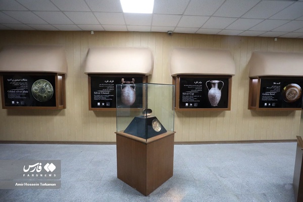 رونمایی از یازده شیء«زرین و سیمین» در همدان