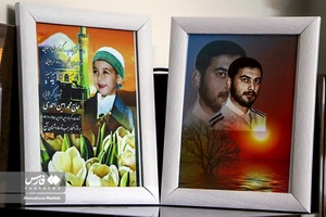 لحظه اعلام خبر شناسایی هویت شهید گمنام به خواهر شهید «حسین علامه»