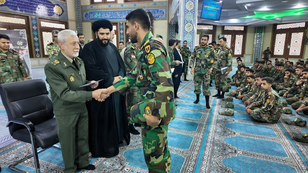 اعطای هدیه فرمانده کل قوا به دانشگاه افسری امام علی ارتش