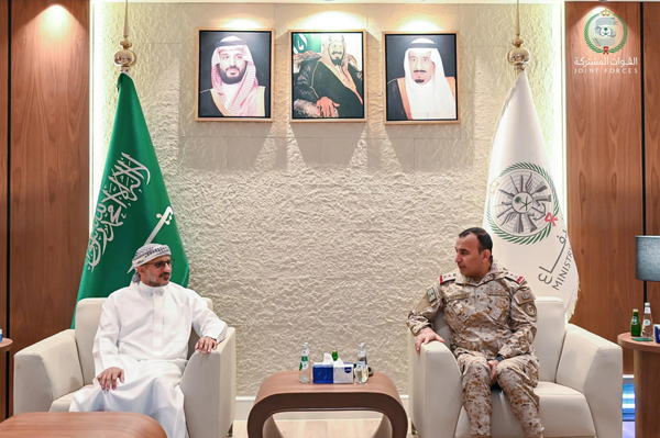 طارق صالح (نفر سمت چپ) در ریاض