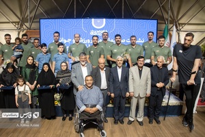 عکس دسته جمعی ورزشکاران تیم والیبال نشسته با مسئولان حاضر در مراسم بدرقه کاروان پارا المپیک