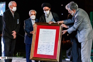 تجلیل برگزیدگان فرهنگ و هنر تبریز از حجت الاسلام والمسلمین سیدمحمدعلی آل‌هاشم نماینده ولی فقیه در آذربایجان شرقی و امام جمعه تبریز در  همایش ملی روز شعر و ادب فارسی و بزرگداشت استاد شهریار