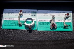 سرویس طلای کشف شده از سارقین منزل که بیش از یک میلیارد تومان قیمت دارد. پلیس در حال جست و جو برای پیدا کردن صاحب این جواهرات است.