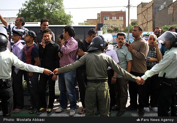 حفظ امنیت توسط نیروهای انتظامی در اجرای طرح جمع آوری و دستگیری ارازل و اوباش در مشهد 