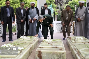 ادای احترام سردار امیرعلی حاجی‌زاده فرمانده نیروی هوافضای سپاه به مقام شامخ شهدای گمنام در دانشگاه علم و صنعت 