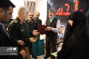دیدار سردار سرلشکر پاسدار حسین سلامی فرمانده کل سپاه پاسداران با خانواده شهید سید فریدالدین معصومی