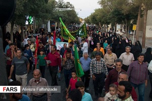 راه‌اندازی دسته شادی عید غدیر در ابرکوه از نگاه دوربین