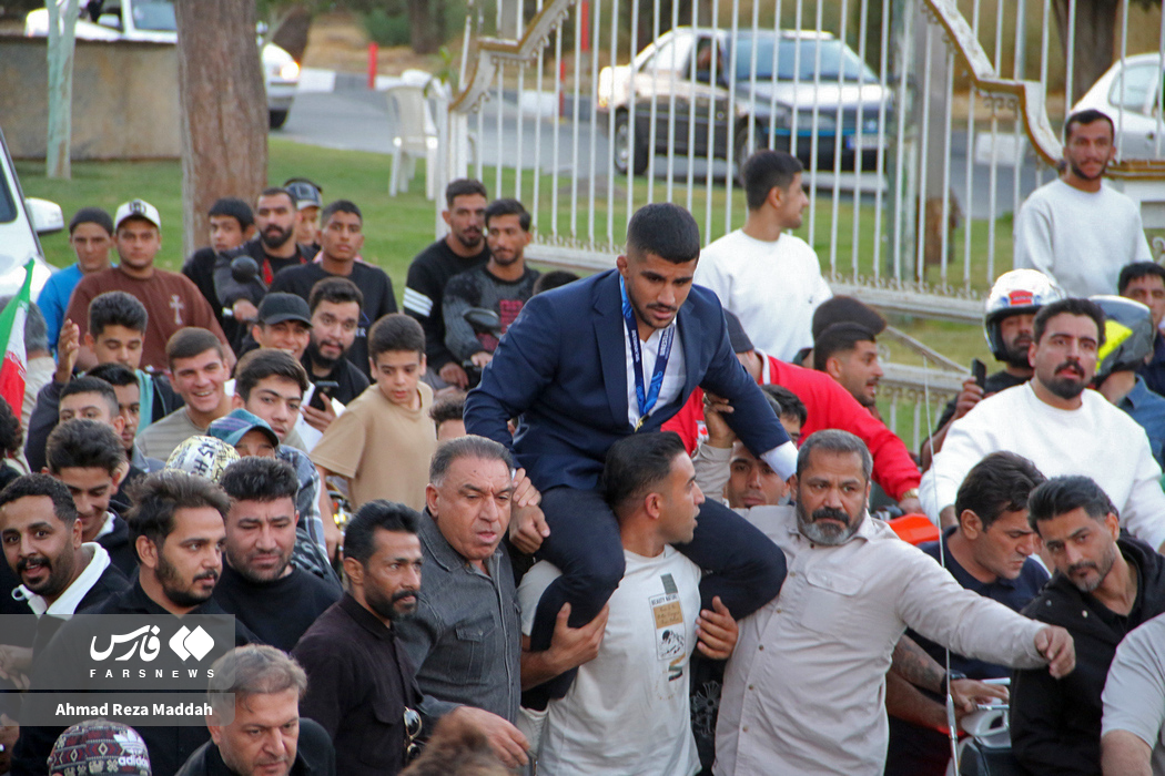 استقبال کاکو شیرازی‌ها از غلامرضا فرخی؛ قهرمان کشتی فرنگی جهان
