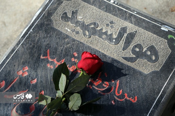 غبارروبی وعطرافشانی گلزار شهدا 