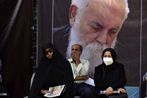 سوگواری هواداران در مراسم هوشنگ ابتهاج