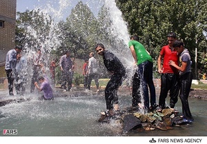 آب تنی شهروندان اراکی در هوای گرم تابستان 