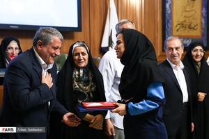 تقدیر محسن هاشمی رفسنجانی رئیس شورای شهر تهران از«سارا شیربیگی» خانم گل بازیهای آسیایی در جلسه شورای شهر تهران / سه شنبه 7 خرداد