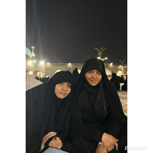 عطیه در کنار مادر شهیدش