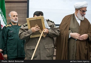 بوسه سرلشکر فیروزآبادی رئیس سابق ستاد کل نیروهای مسلح بر حکم اهدایی مقام معظم رهبری