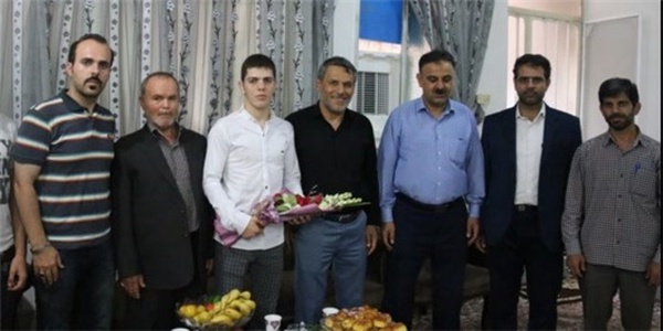 رضا مردی نایب‌قهرمان کشتی فرنگی نوجوانان آسیا در قم تجلیل شد