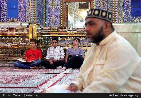 زائران حسینی در حرم مطهر امام حسین (ع)
