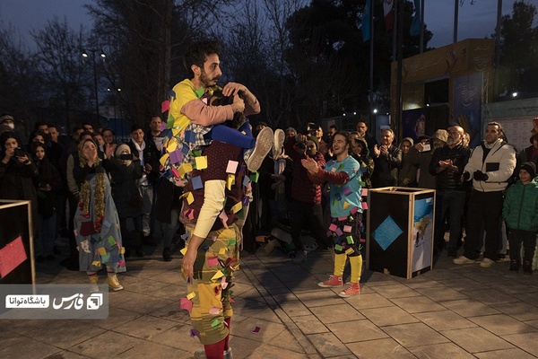 نمایش سه دلقک و نصفی از استان گیلان درچهارمین روز جشنواره تئاتر فجر/ میثم نهاوندی باشگاه خبرنگاران توانا
