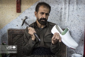 در مراحل پایانی زیره کلاش را باردیگر بر روی سکوی چوبی که جلو دست دارند‌ می‌کوبند تا کاملا فشرده شده و آماده استفاده گردد.