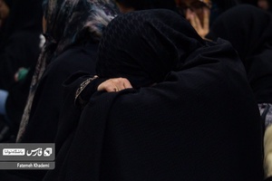 خانمی که در حال گریه است