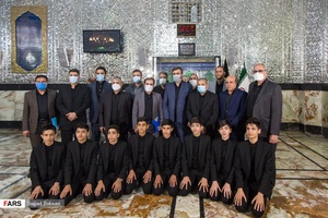 عکس یادگاری گروه هم خوانی دانش آموزی با علیرضا کاظمی معاون پرورشی و فرهنگی وزارت آموزش و پرورش درسوگواره احلی من العسل