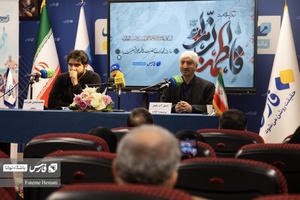 اصغر آب‌خضر نویسنده کتاب «بی چتر زیر باران»  در مورد قصه عملیات آزادسازی جاده اهواز خرمشهر برای حاضران سخنرانی می کند
