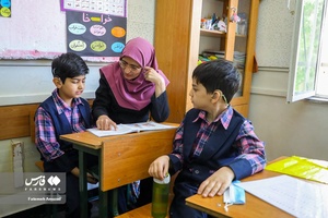 معلمانی که در مدارس استثنایی در کلاس درس مدرسه به امر مقدس تدریس مشغولند