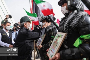 خوش و بش سردار قاسم رضایی جانشین فرمانده کل انتظامی کشور با یکی از نیروهای یگان ویژه در حاشیه رزمایش اقتدار نوروزی پلیس در میدان آزادی تهران