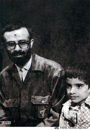 شهید یوسف کلاهدوز به همراه فرزندش در پشت صحنه فیلم سینمایی سفیر