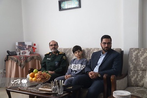 دیدار سردار شریفی با خانواده شهید مدافع حرم مهران عزیزانی