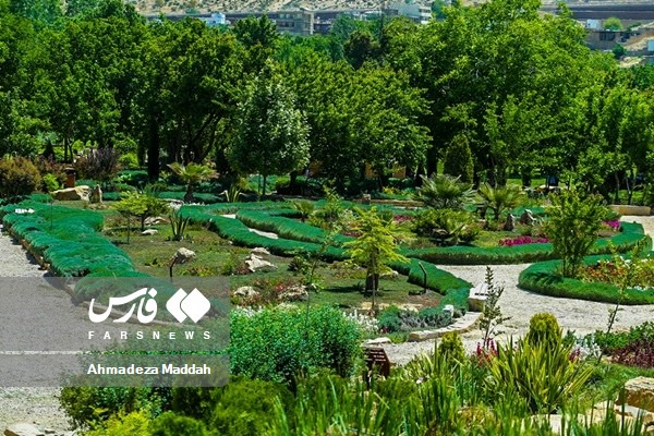 اردیبهشت در باغ گل های شیراز