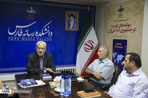 حضور  دکتر منوچهر محمدی نویسنده  کتاب مولفه های قدرت در جمهوری اسلامی و دکتر ابراهیم برزگر  در مراسم رونمایی از این کتاب در مراسم رونمایی از این کتاب 