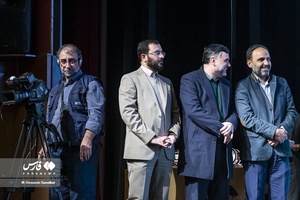 تقدیر از نفرات برگزیده توسط  سیدمحمد هاشمی معاون حقوقی درمراسم اختتامیه بیست و یکمین جشنواره کتاب و رسانه