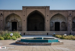 کاروانسرایی در دشت طلایی ری
