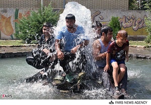 آب تنی شهروندان اراکی در هوای گرم تابستان 