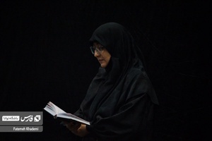 خانمی که در حال خواندن دعای جوشن کبیر است