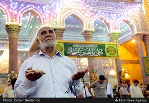 زائران حسینی در حرم مطهر امام حسین (ع)