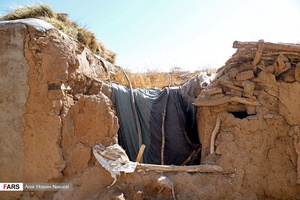 خانه ای که در روستای آزاد علیا از توابع زنجان در حال فروریختن است و مادری پیر درآن سکونت دارد